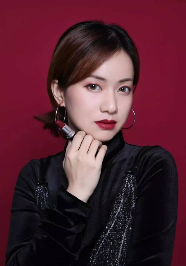 那更适合白皮,可暖色调的姨妈色可以说是黄皮福音了,显牙白显气色.