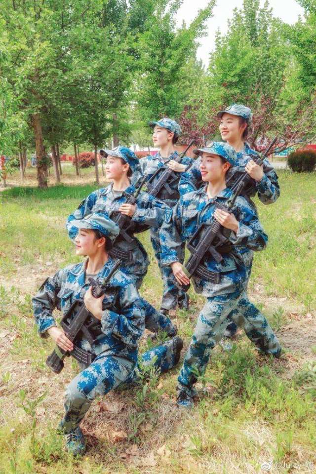 北京師範大學大一學生軍訓 萌妹大秀