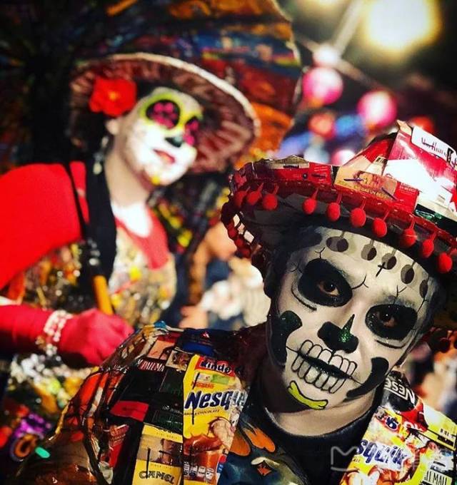 这个节日可以说是整个墨西哥都在庆祝～ 男女老少会扮上骷髅装扮,画上