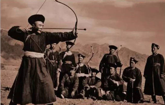 正在练习射箭的蒙古弓箭手