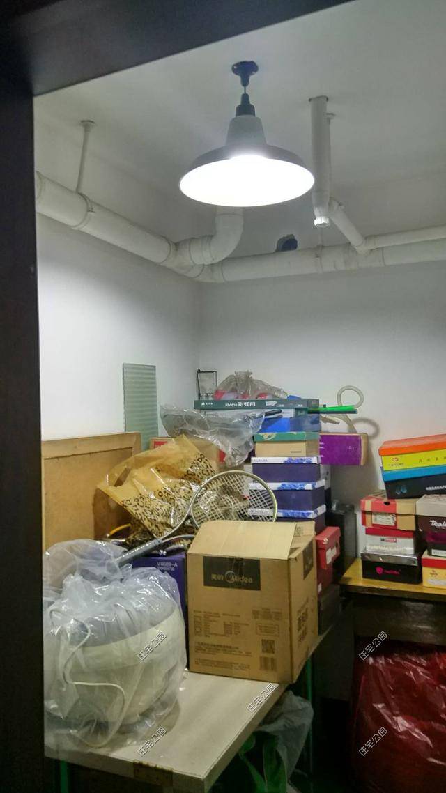 这间没窗户的地下室房间用来堆放不常用的杂物.