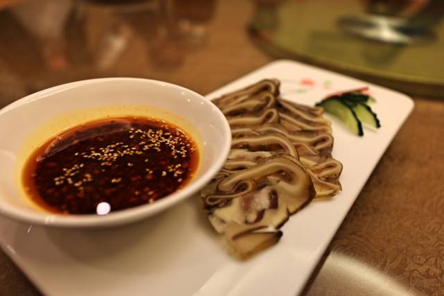 凉拌牛耳,看上去就显得十分精致,蘸上醋汁酱料以后,口感立刻发生了