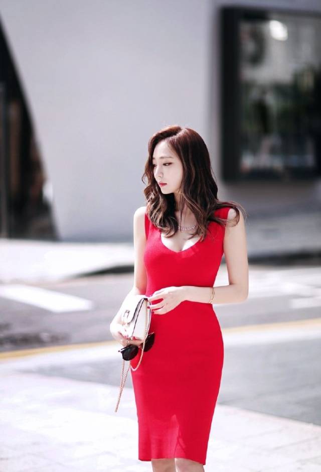 艳丽的红色带着高贵和冷艳,纯美的容颜让气场自带走路带风的气势!