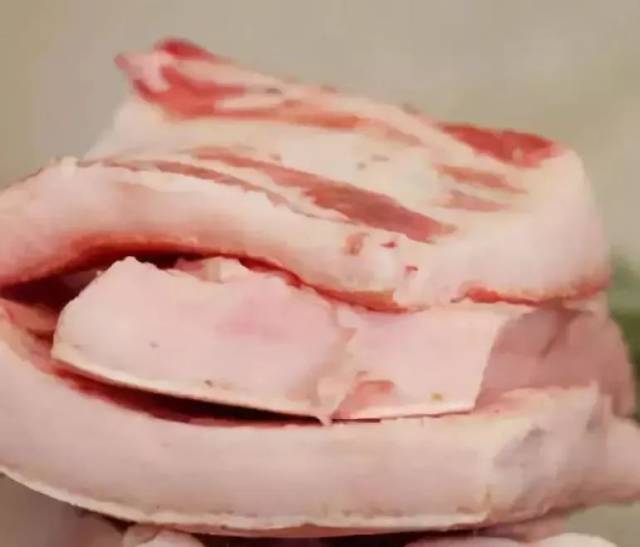 病死猪肉的脂肪呈红色,黄色或绿色等异常色泽.