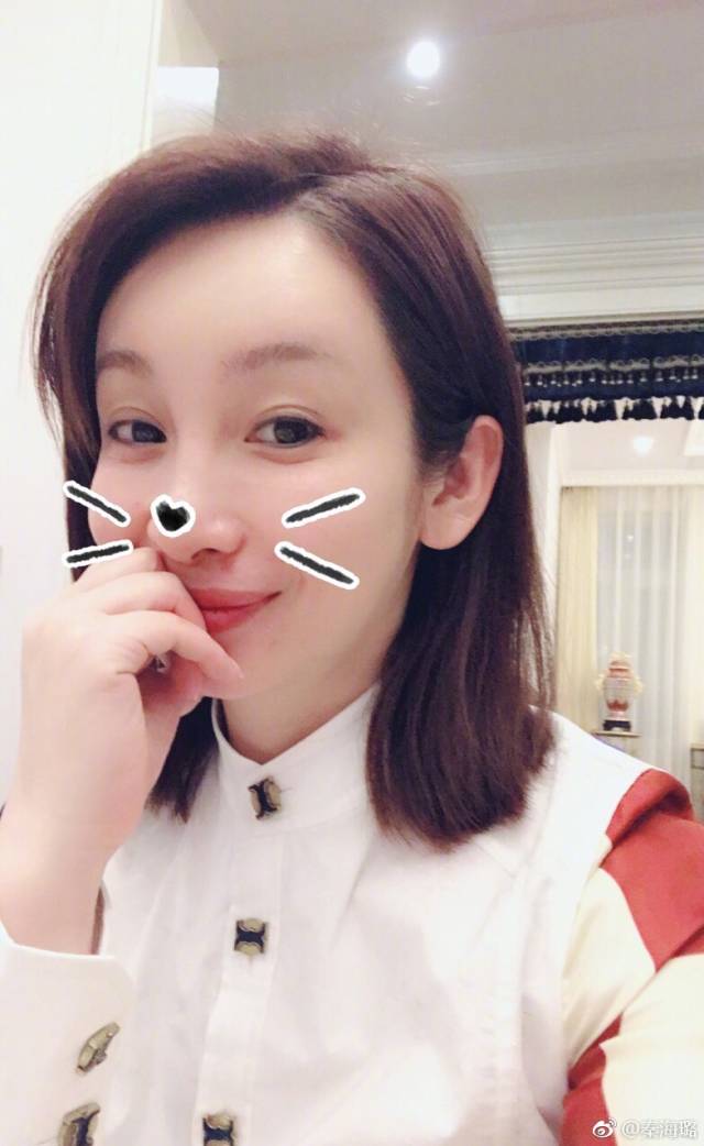 秦海璐睡不醒发型自拍 红唇魅惑自我调侃