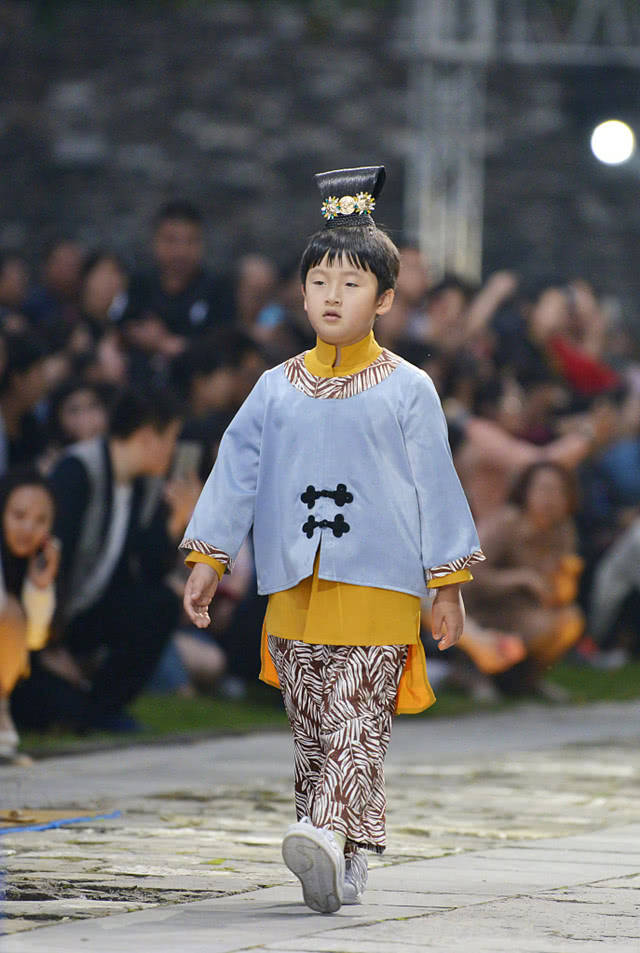 邹市明俩儿子走t台秀萌翻全场,冉莹颖:只为锻炼并非捞金