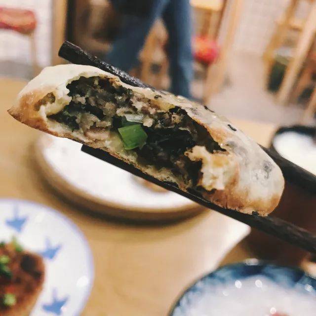 最初在龙游叫葱饼, 大抵是因为当时的饼里葱比肉多, 但真正会吃的人