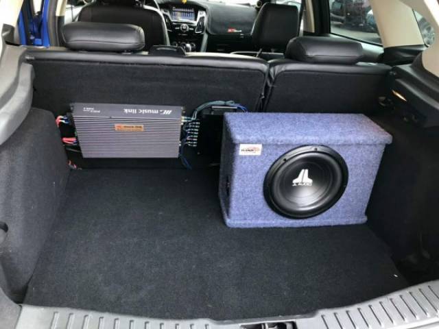 要改善汽车音响的音质,一定要选择专业的音响改装店,因为汽车音响区别