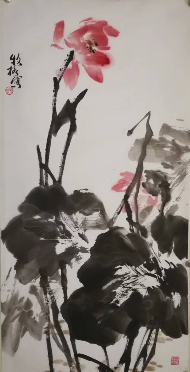 青年女画家牧格大写意荷花欣赏
