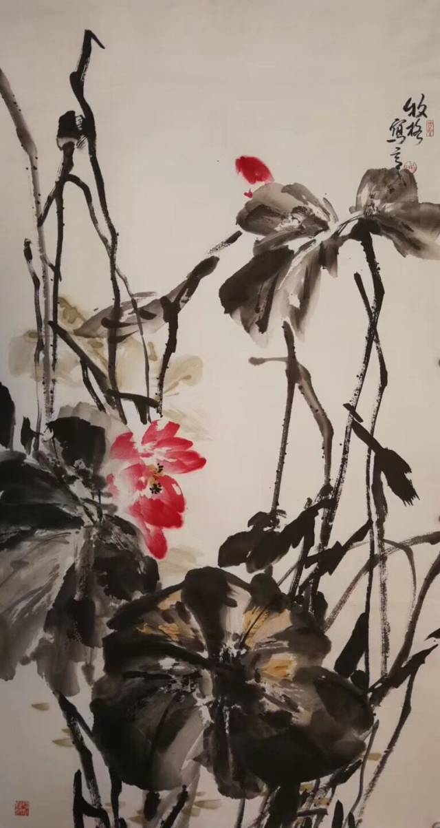 青年女画家牧格大写意荷花欣赏