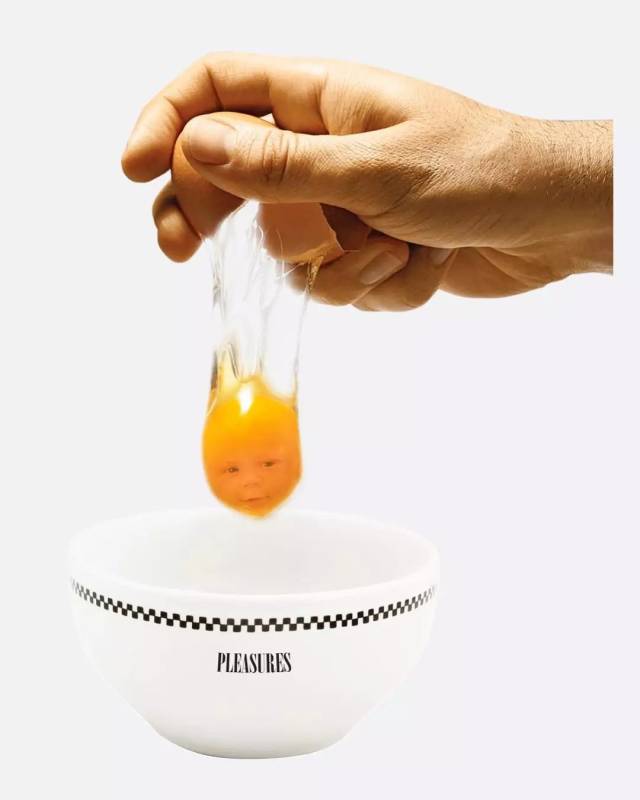 打鸡蛋,蛋黄上印出了婴儿的脸庞,是不是有些诡异?