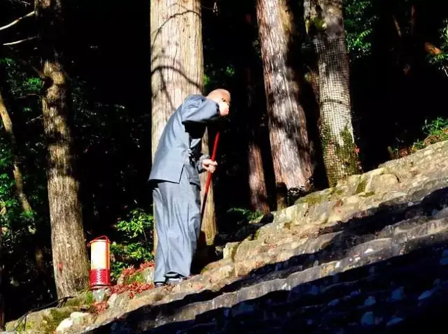 和尚要求法院,判寺廟的法人賠錢