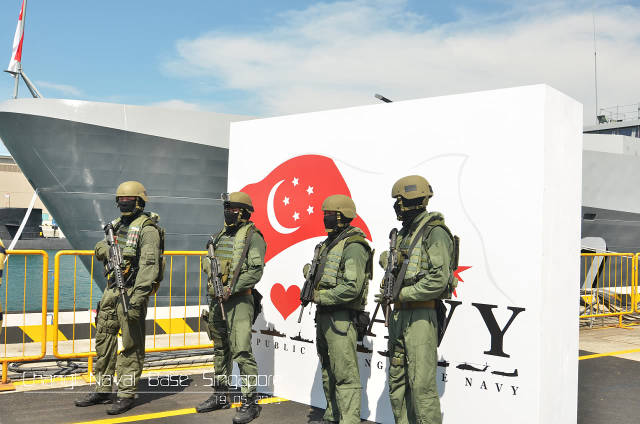 新加坡宪兵,很有英国特色 新加坡的军事安全战略也十分独到,简单归纳