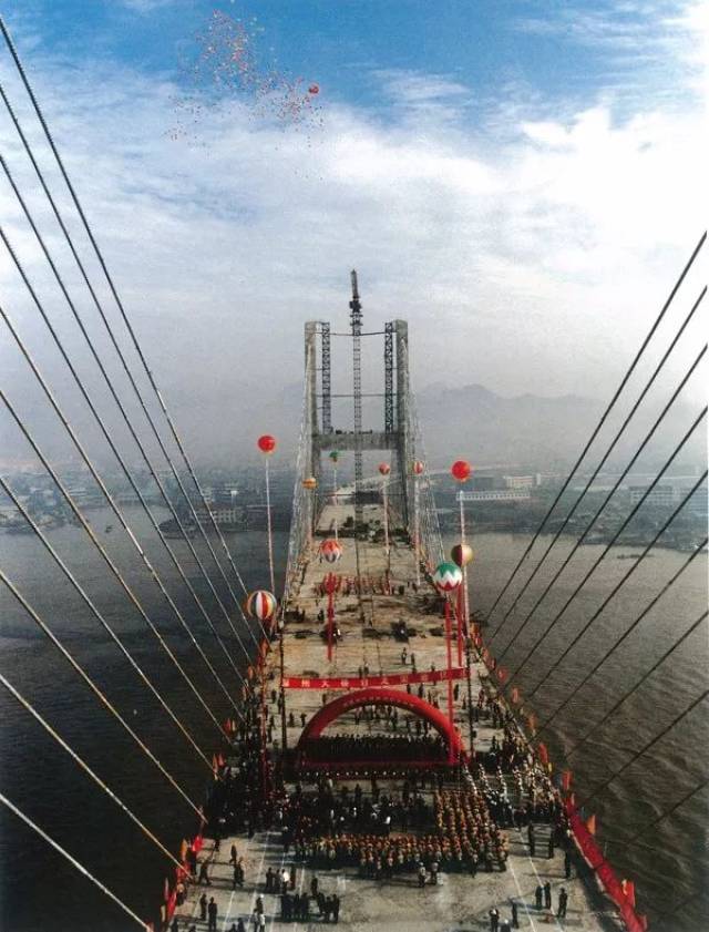 1997年12月,温州大桥合龙.
