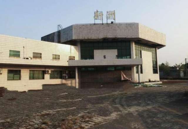 都取消了客运列车的停靠,变成了纯货运站,而新洲火车站作为一个四等站