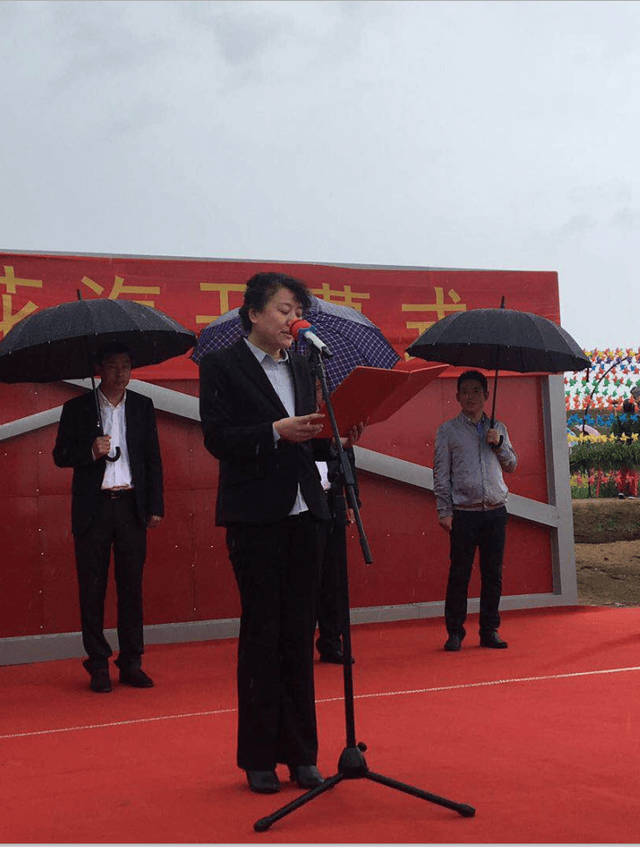 东辽县政府常务副县长王飞致辞,介绍了鴜鹭花海的现状和未来发展.