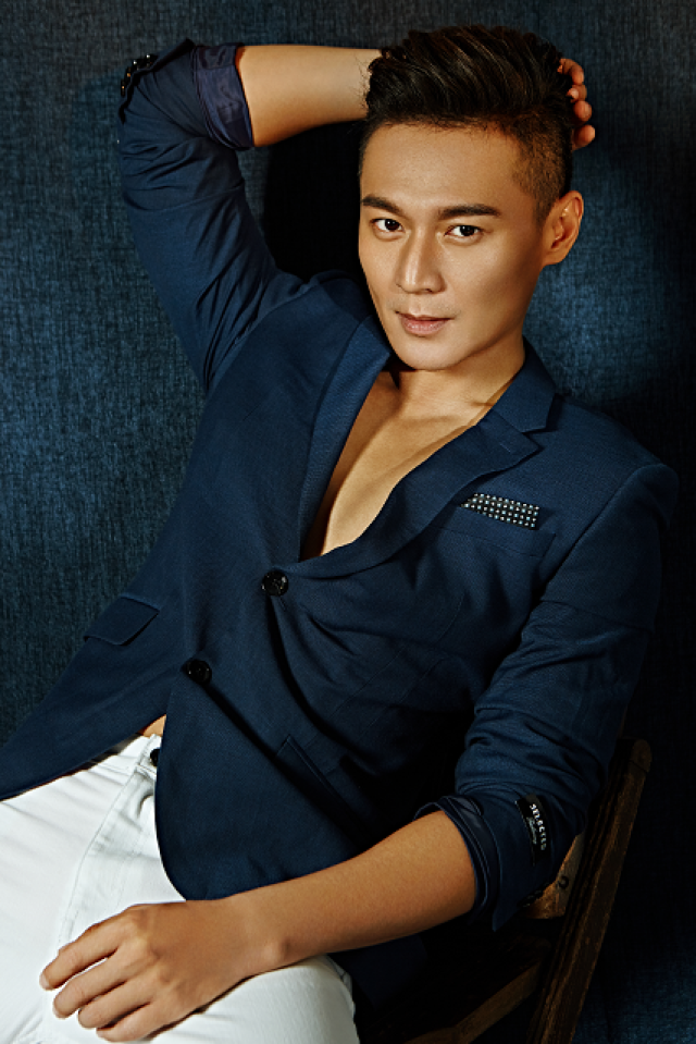 刘冠翔曝写真大片 质感穿搭尽显型男魅力