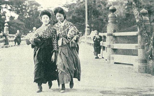 老照片 日本大正年代的女学生 为何穿皮鞋不穿木屐 大正时代日本学生服饰 二安网