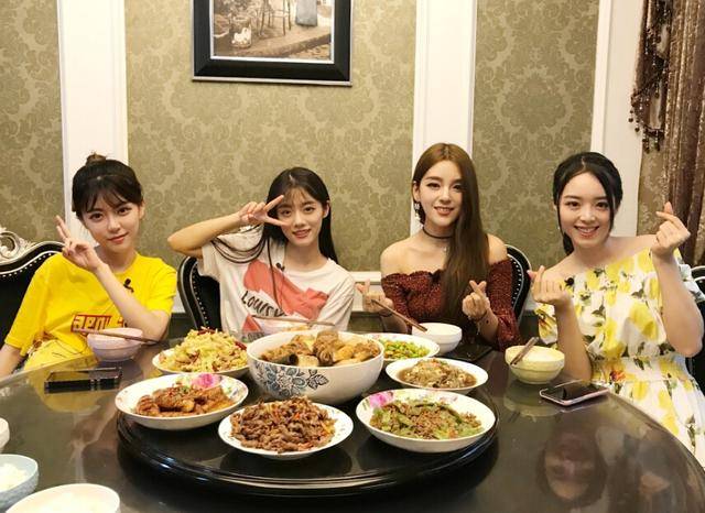 rita余霜等lpl四朵金花大秀厨艺 网友:不关心菜美女全都要