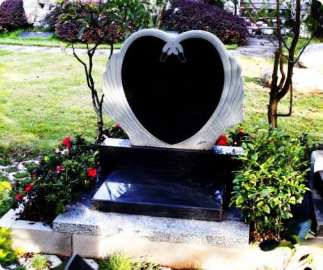 红色圆形墓碑,边框的装饰,有种流动感,庄重而不失俏皮.