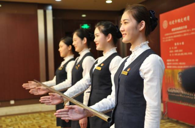 巾帼风采展示 北京国际会议中心接待服务组姑娘们展示微笑服务