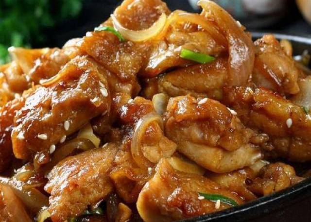 将红白两鸡的原汤滗下,鸡并排于大平盘中,抽掉竹签,整好形,再把茭白