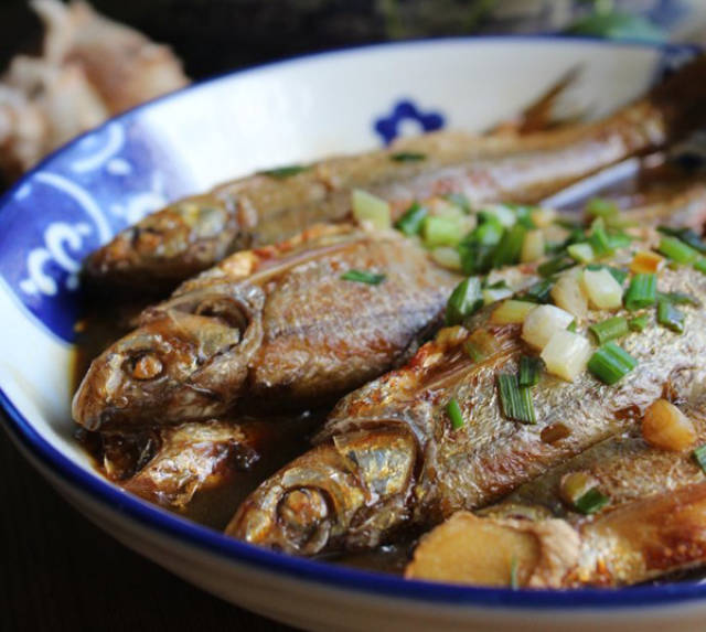 儿童营养补钙食谱推荐:红烧鲜嫩穿条鱼的做法 满满童年记忆的一道美食