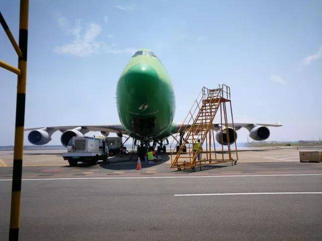 停在深圳机场31号机位的翡翠航空b2421飞机发动机时隔6年后重新转动