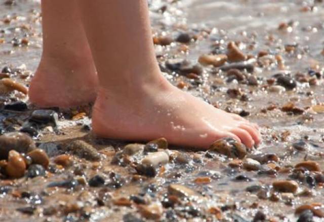 也是相对比较重要的器官,很多小孩在夏天喜欢光着脚丫子走路,这种情况