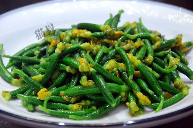 蒜蓉炒黄瓜苗,青翠碧绿的黄瓜苗顶着嫩黄的小花,赏心悦目,吃起来清脆