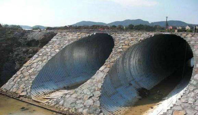 现在流行的还是用钢波纹涵管,钢波纹涵管具有重量轻,施工简单,工期短