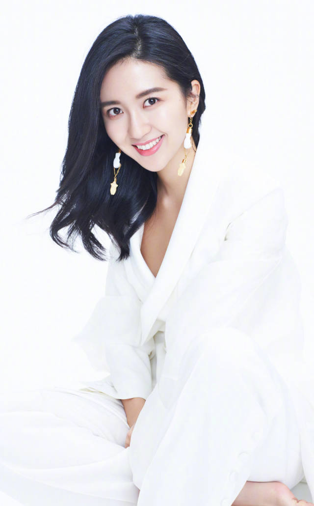 杨采钰清新文艺时尚杂志封面