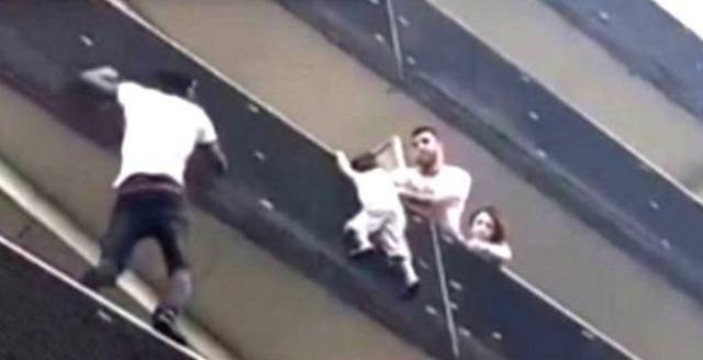 感动法国!巴黎一非法居留男子勇救坠楼小孩获