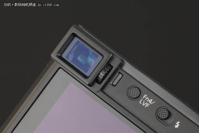 取景器方面,尺寸不大,规格一般,常规使用还是建议使用背面的屏幕吧