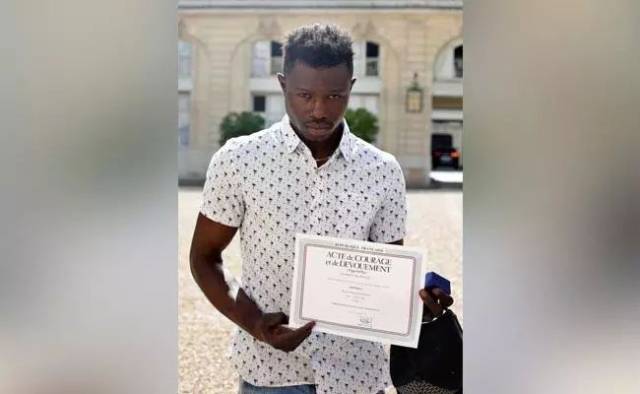 感动法国!巴黎一非法居留男子勇救坠楼小孩获