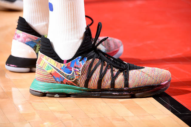 组图:17-18赛季NBA东西部决赛球鞋精选