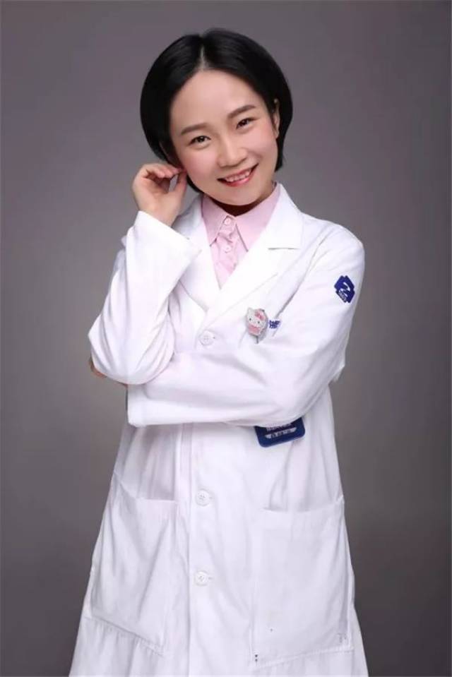 这波操作可以有!女医生在重症icu里弹琵琶为患者加油