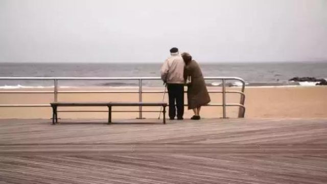 拾荒老人的幸福人生"就算我们都会变老,你依然是我心里的宝"