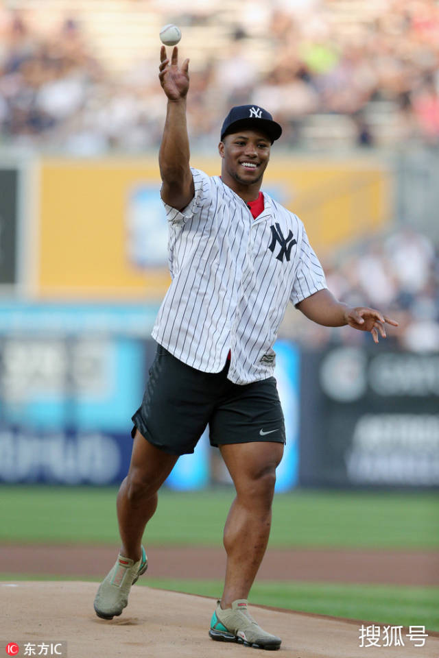 纽约城新宠 nfl榜眼塞昆-巴克利现身mlb赛场开球