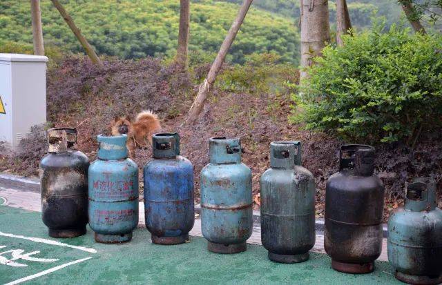 餐馆起火,消防紧急转移七个液化气罐