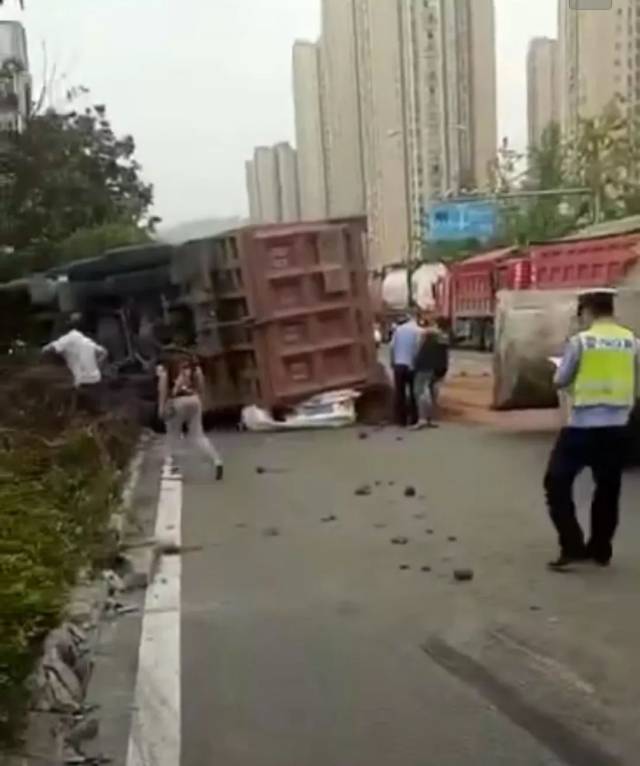 江津区西江大道与南北大道红绿灯路口发生一起交通事故,由西彭往德感