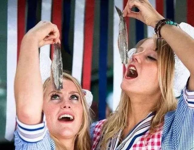 【娱乐ing】鲱鱼罐头这么臭这么难吃,为什么还