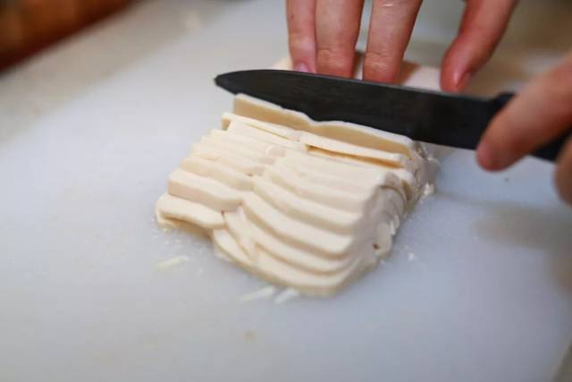 在干净的案板上,轻轻切薄片(初次尝试对薄度要求不用太高,先get技巧)