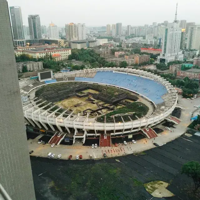 更夸张的是成都市体育中心挖出蜀王府 体育场秒变遗址公园.