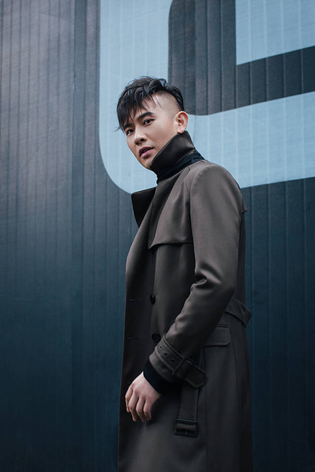张殿伦新写真化身时尚型男 展现"侧颜眼神杀"