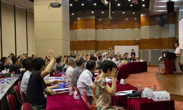 大会举手表决通过第七届理事会工作报告,财务报告,并表决通过第八届