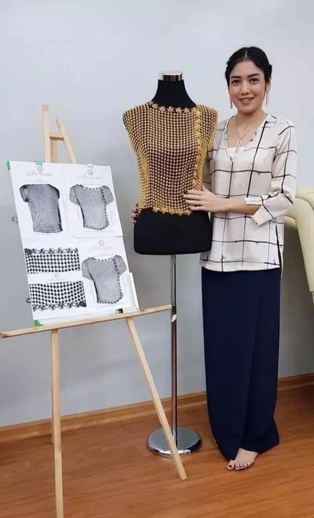 44公斤,一针一线,衣服上每一朵花,每一个纽扣,都是用纯黄金打造.