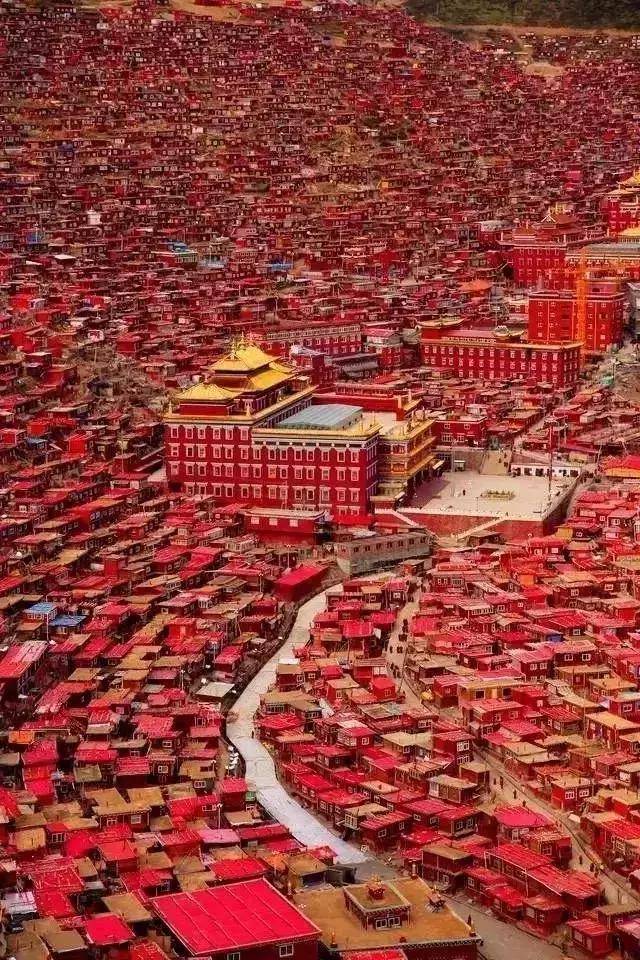 只一个你,便已值得去色达 这里是"世界第一"规模的佛学院,绛红色的
