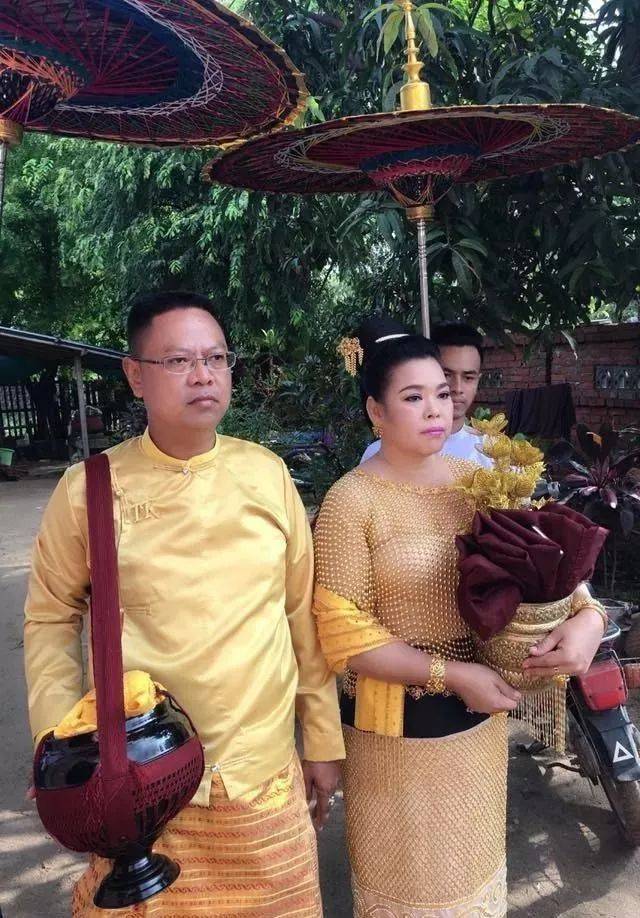 说起这身金衣的制作过程可不容易,它由缅甸一位非常出名的美女设计师