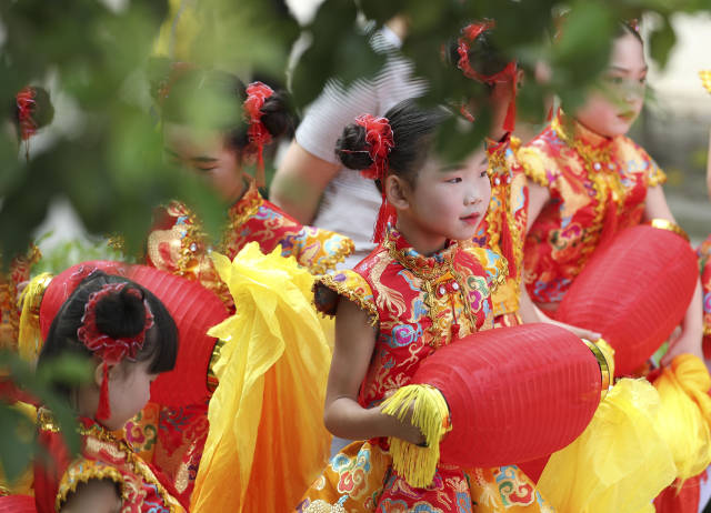 5月29日,江苏省兴化市楚水小学的小朋友进行舞蹈表演《张灯结彩》.